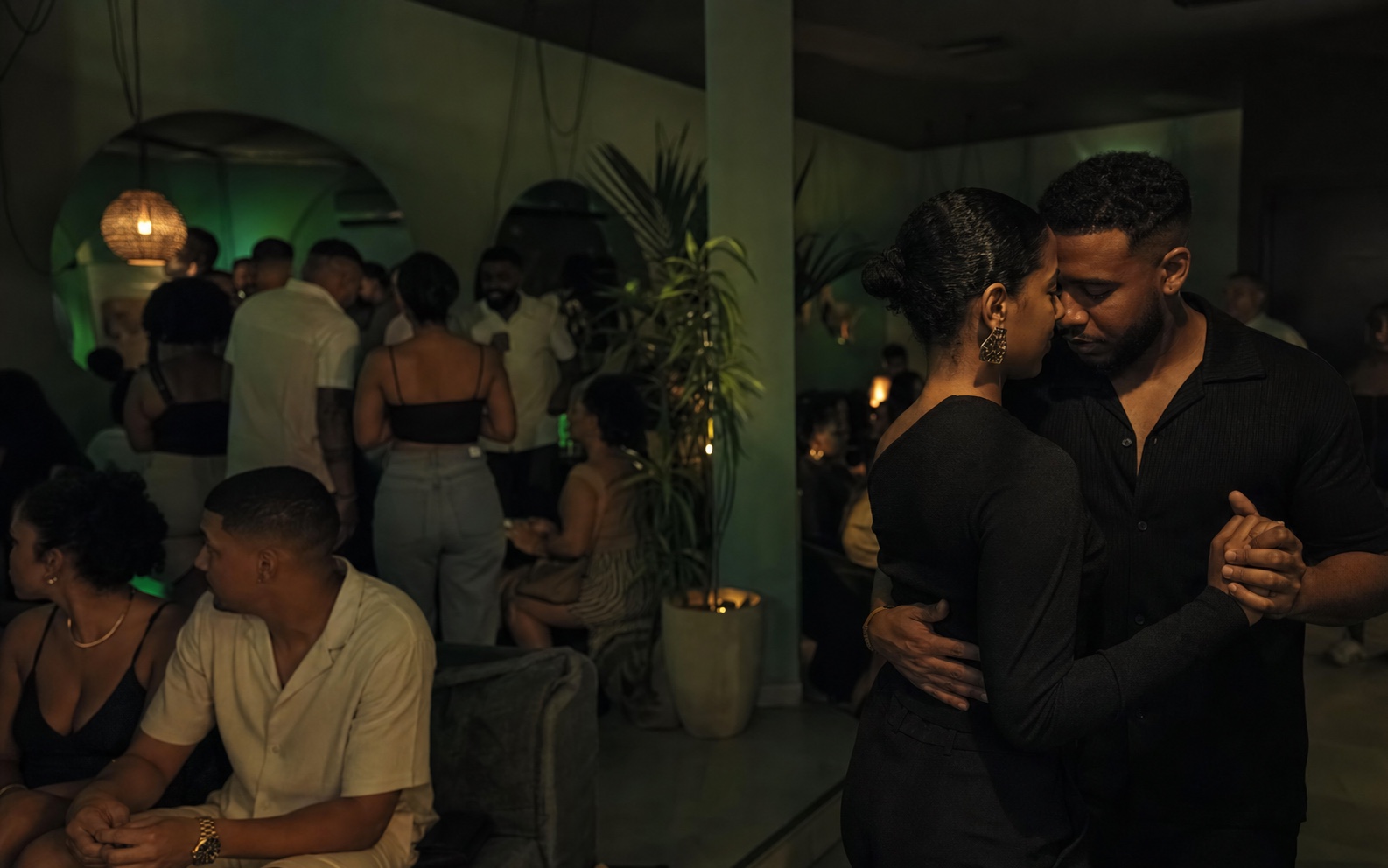 AQVA after dark in Quebra Canela