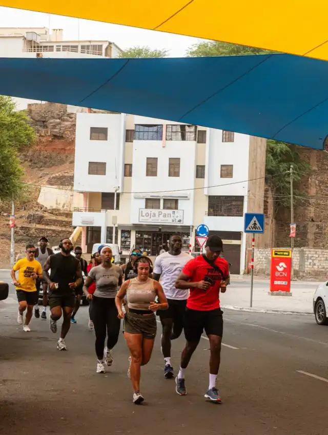 Praia Running Club moving together through the city